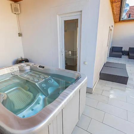 Modern Penthouse Private Terrace Jacuzzi Апартаменты *